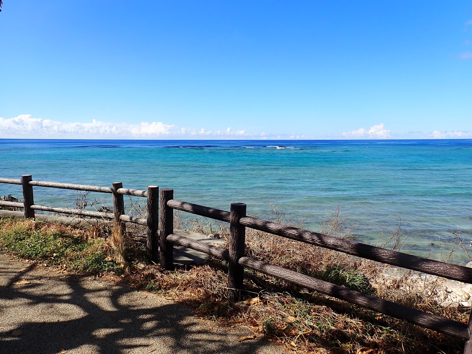 青空と穏やかな海岸が広がる自然風景