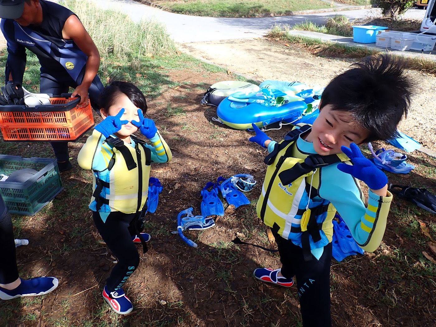 ライフジャケットとウェットスーツを着てポーズをとる子供たち。天然水族感