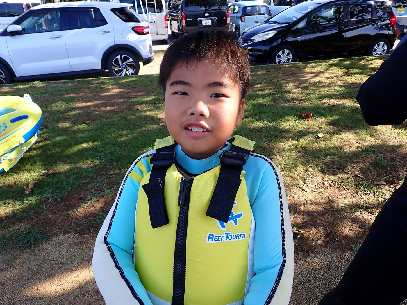 ライフジャケットを着用してカメラを見る小さなお子様