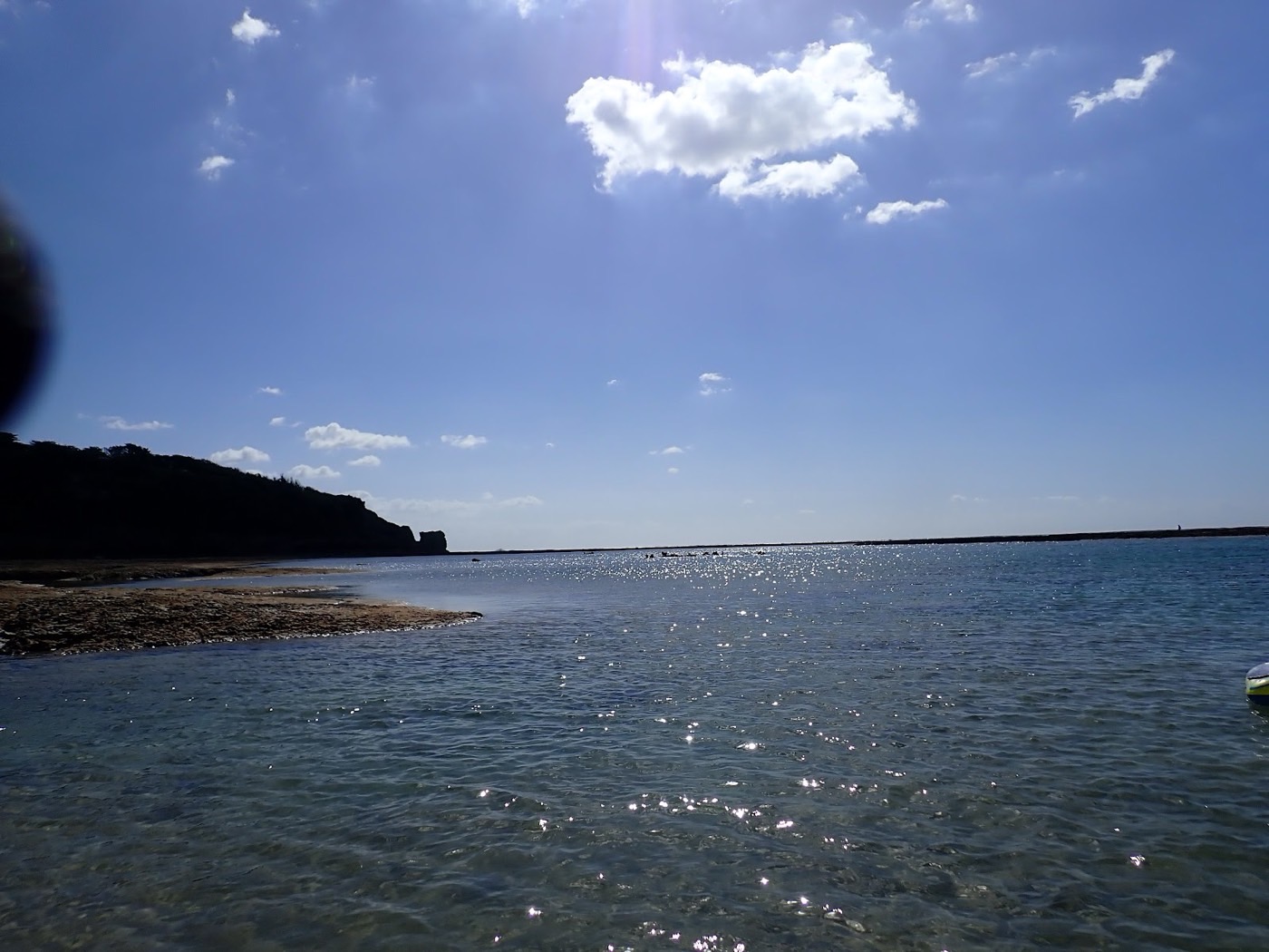 光が差し込みフロートが浮かぶ、穏やかな水面の景色