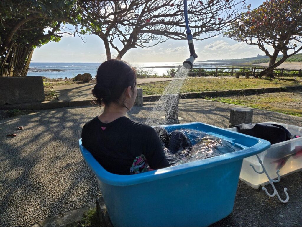 海上がりに特大ジャンボタライのお湯で温まるゲスト